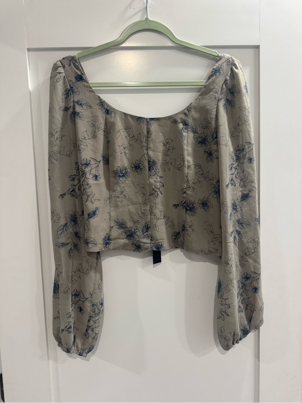 House of Harlow 1960 Beige Long-Sleeve Cropped Floral Blouse with Blue Print